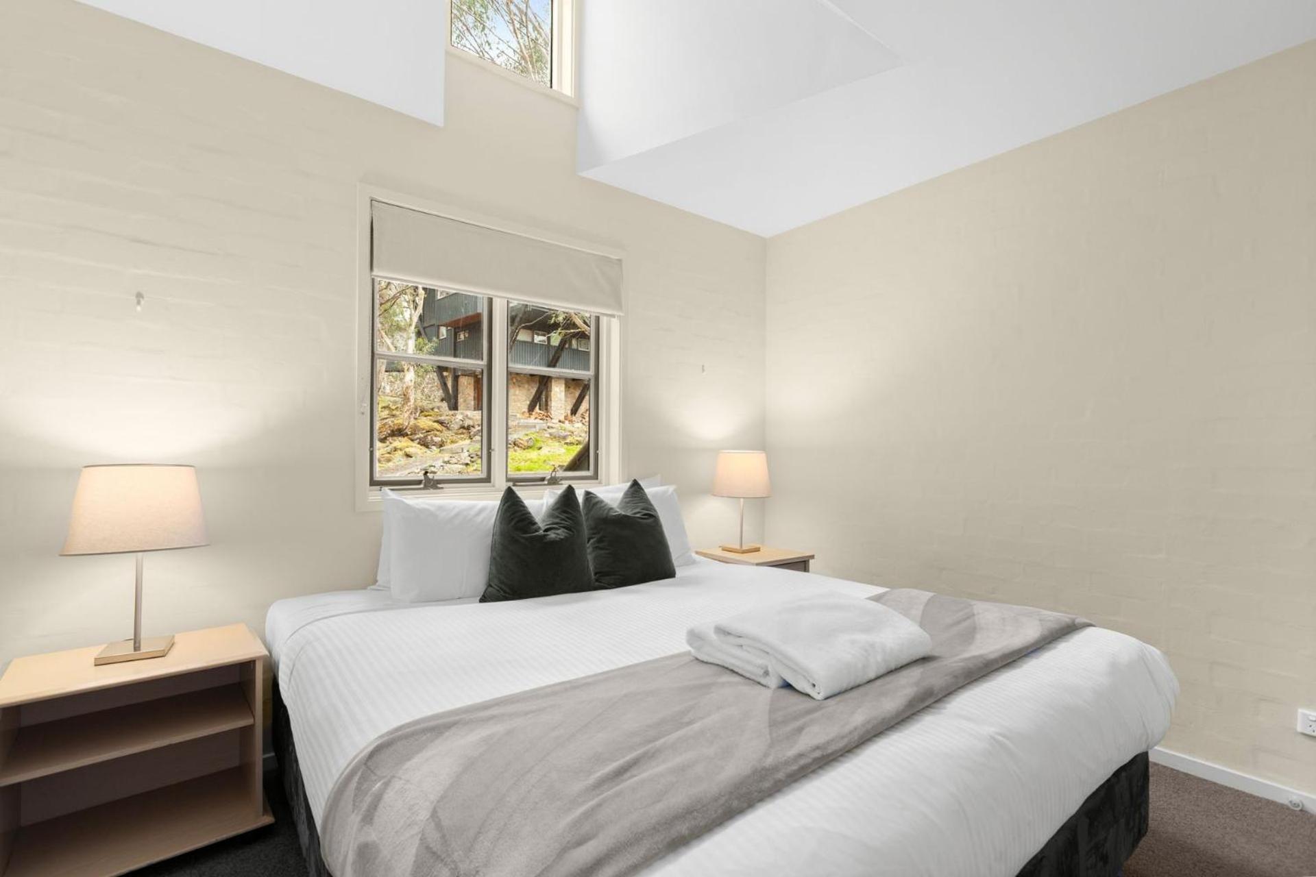Village Green 2 Bedroom Loft Townhouse With Views Fireplace And Garage Parking Thredbo Exterior foto